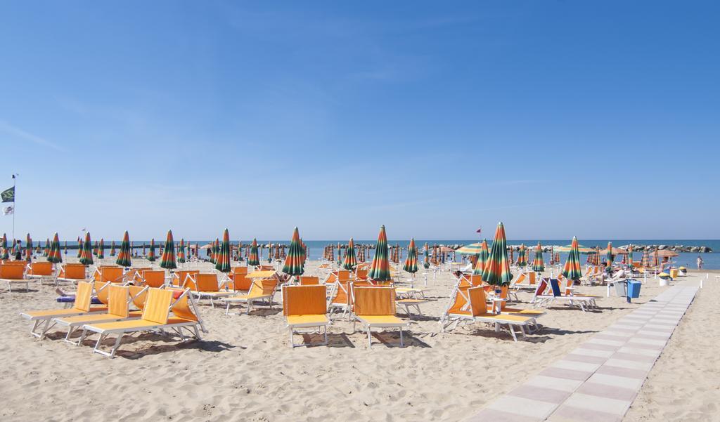 Hotel Cormoran Cattolica Exterior foto