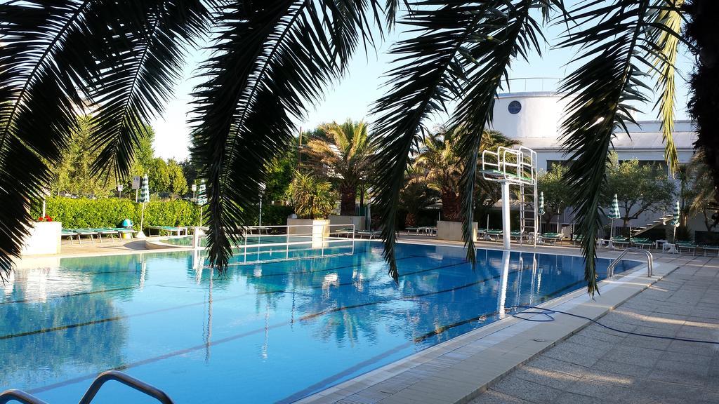 Hotel Cormoran Cattolica Exterior foto