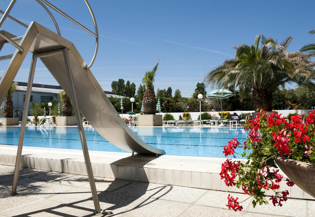 Hotel Cormoran Cattolica Exterior foto